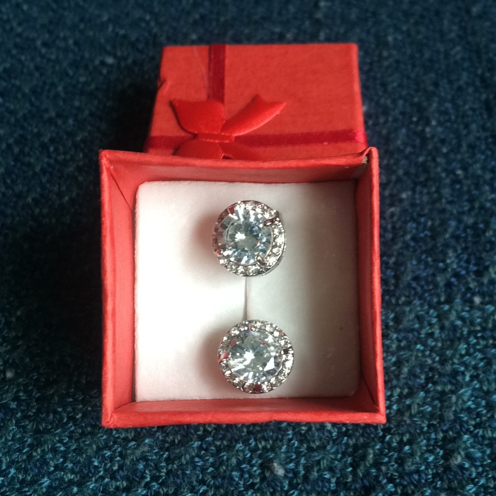 🆕Gorgeous White Sapphire CZ Earrings ⭐️ - Picture 2 of 4